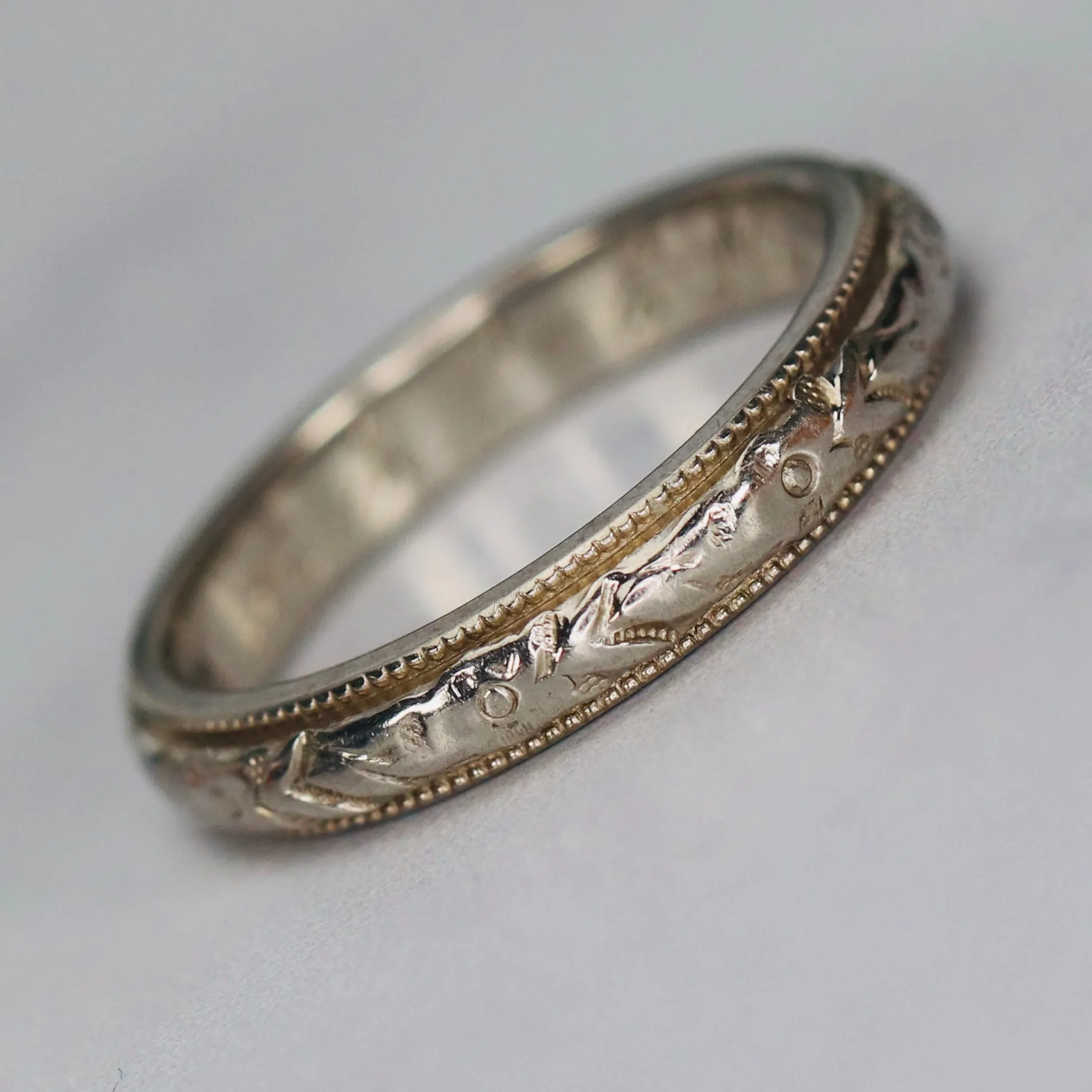 1926 18k white gold orange blossom patterned band
