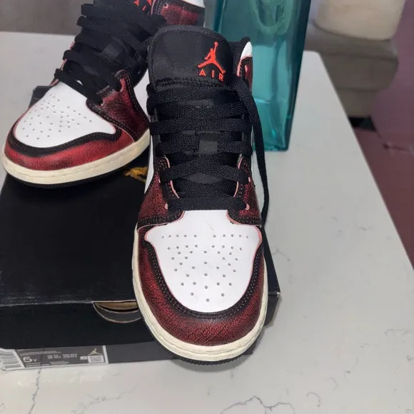 Air Jordan 1s size 5y lightly worn